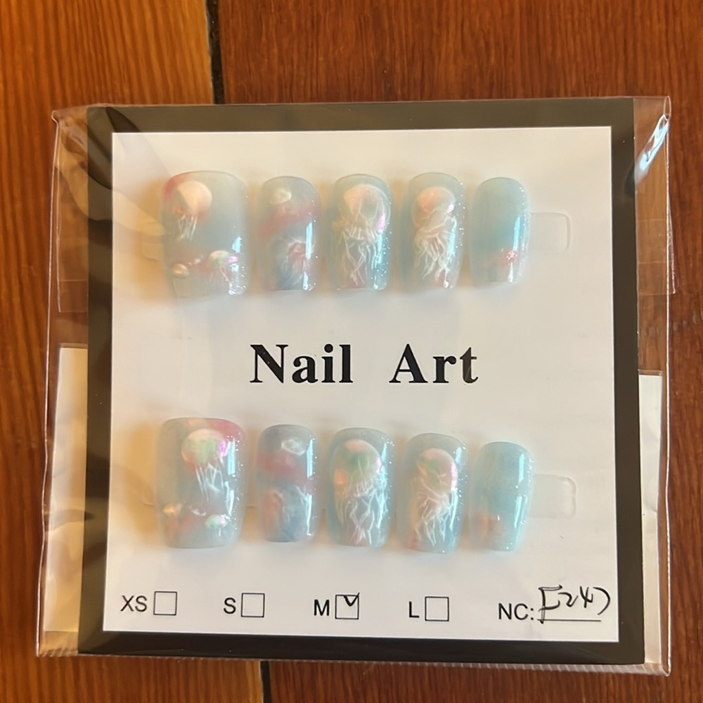 Blue jellyfish nails - Picture 2 of 3